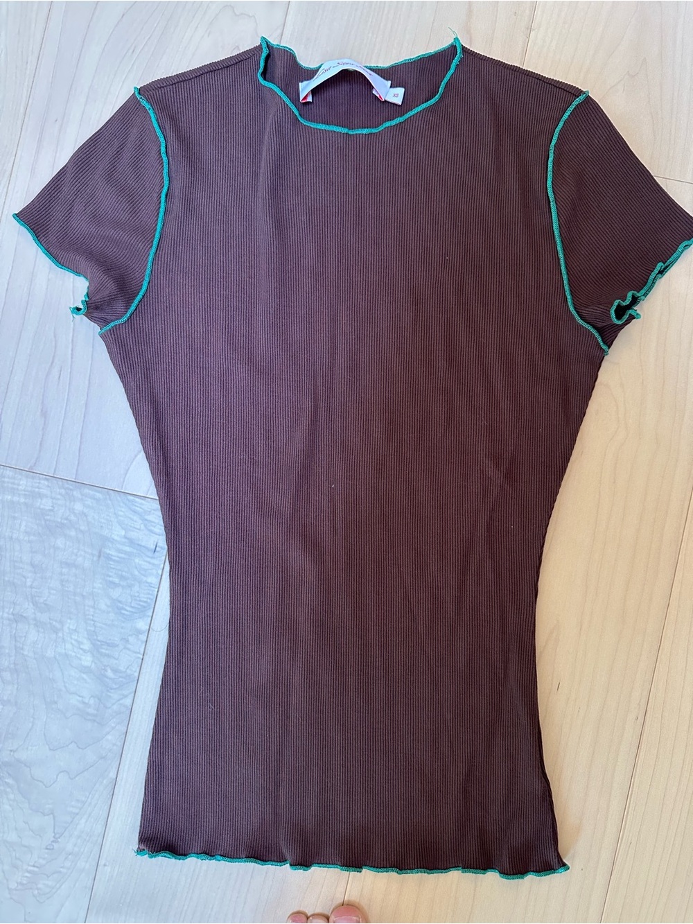 Lisa Says Gah Brown Ruffled Edge Ribbed Tee with Green Trim
